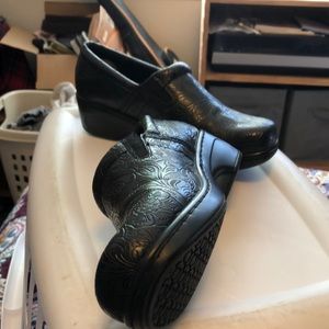 These shoes r Yuu brand,size 9